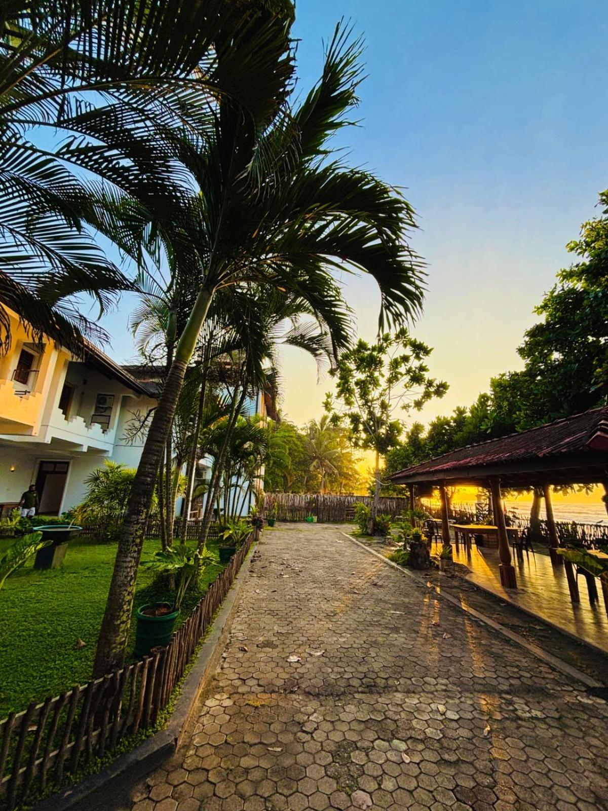 Balance Beach Resort Dickwella Exterior photo